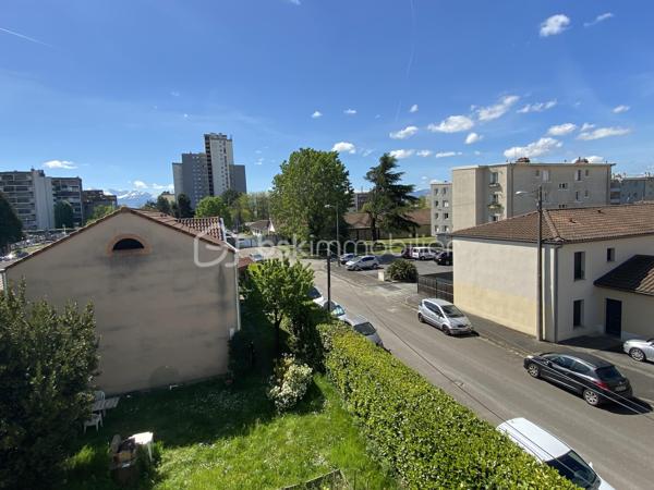 À 10 minutes à pied de la place Verdun. Découvrez cet appartement de 82 m²  des années 60 au dernier étage de l’immeuble de 11 lots ( 1 local commercial, 5 appartements et 5 caves) avec cave. Idéalement  situé dans un quartier calme et aux portes du centre-ville, ce bien fonctionnel est composé de: un séjour de 16 m² et salon de 12 m², donnant accès au balcon, exposé plein Sud, une cuisine à équiper de 11 m², avec accès à une loggia de 5 m²(hors surface carrez) exposé nord. Également deux chambres de 16 et 11 m², une salle de bain et toilettes séparées. les deux balcons invitent à profiter de moment de détente, en plein air dans un environnement calme et sans vis-à-vis dérangeant. l’implantation actuelle de l’appartement permet une projection d’aménagement, fluide et fonctionnelle, le tout complété par des espaces de rangement optimaux et une cave pour vos besoins de stockage. L’ensemble s’inscrit dans un état général nécessitant des travaux: isolation des murs, changement, des menuiseries et volets, électricité.
Charge Copropriété :
Calcul sur la base des derniers appels de fonds: 185 euros/ mois en moyenne ( charges courantes, fonds de travaux)
Profitez d’une citadine confortable, avec toutes les commodités urbaines à votre portée, incluant un accès rapide au commerce, Ecole et transport

Pour plus d’informations, contactez Valerie Roucau. Ne manquez pas cette opportunité!