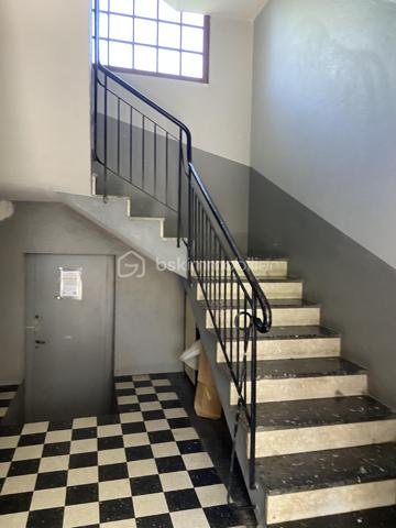 À 10 minutes à pied de la place Verdun. Découvrez cet appartement de 82 m²  des années 60 au dernier étage de l’immeuble de 11 lots ( 1 local commercial, 5 appartements et 5 caves) avec cave. Idéalement  situé dans un quartier calme et aux portes du centre-ville, ce bien fonctionnel est composé de: un séjour de 16 m² et salon de 12 m², donnant accès au balcon, exposé plein Sud, une cuisine à équiper de 11 m², avec accès à une loggia de 5 m²(hors surface carrez) exposé nord. Également deux chambres de 16 et 11 m², une salle de bain et toilettes séparées. les deux balcons invitent à profiter de moment de détente, en plein air dans un environnement calme et sans vis-à-vis dérangeant. l’implantation actuelle de l’appartement permet une projection d’aménagement, fluide et fonctionnelle, le tout complété par des espaces de rangement optimaux et une cave pour vos besoins de stockage. L’ensemble s’inscrit dans un état général nécessitant des travaux: isolation des murs, changement, des menuiseries et volets, électricité.
Charge Copropriété :
Calcul sur la base des derniers appels de fonds: 185 euros/ mois en moyenne ( charges courantes, fonds de travaux)
Profitez d’une citadine confortable, avec toutes les commodités urbaines à votre portée, incluant un accès rapide au commerce, Ecole et transport

Pour plus d’informations, contactez Valerie Roucau. Ne manquez pas cette opportunité!