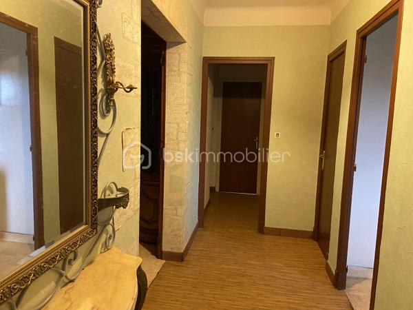 À 10 minutes à pied de la place Verdun. Découvrez cet appartement de 82 m²  des années 60 au dernier étage de l’immeuble de 11 lots ( 1 local commercial, 5 appartements et 5 caves) avec cave. Idéalement  situé dans un quartier calme et aux portes du centre-ville, ce bien fonctionnel est composé de: un séjour de 16 m² et salon de 12 m², donnant accès au balcon, exposé plein Sud, une cuisine à équiper de 11 m², avec accès à une loggia de 5 m²(hors surface carrez) exposé nord. Également deux chambres de 16 et 11 m², une salle de bain et toilettes séparées. les deux balcons invitent à profiter de moment de détente, en plein air dans un environnement calme et sans vis-à-vis dérangeant. l’implantation actuelle de l’appartement permet une projection d’aménagement, fluide et fonctionnelle, le tout complété par des espaces de rangement optimaux et une cave pour vos besoins de stockage. L’ensemble s’inscrit dans un état général nécessitant des travaux: isolation des murs, changement, des menuiseries et volets, électricité.
Charge Copropriété :
Calcul sur la base des derniers appels de fonds: 185 euros/ mois en moyenne ( charges courantes, fonds de travaux)
Profitez d’une citadine confortable, avec toutes les commodités urbaines à votre portée, incluant un accès rapide au commerce, Ecole et transport

Pour plus d’informations, contactez Valerie Roucau. Ne manquez pas cette opportunité!