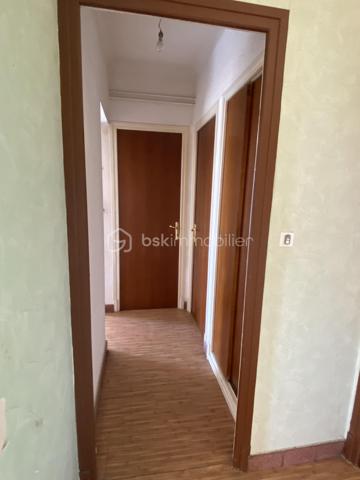 À 10 minutes à pied de la place Verdun. Découvrez cet appartement de 82 m²  des années 60 au dernier étage de l’immeuble de 11 lots ( 1 local commercial, 5 appartements et 5 caves) avec cave. Idéalement  situé dans un quartier calme et aux portes du centre-ville, ce bien fonctionnel est composé de: un séjour de 16 m² et salon de 12 m², donnant accès au balcon, exposé plein Sud, une cuisine à équiper de 11 m², avec accès à une loggia de 5 m²(hors surface carrez) exposé nord. Également deux chambres de 16 et 11 m², une salle de bain et toilettes séparées. les deux balcons invitent à profiter de moment de détente, en plein air dans un environnement calme et sans vis-à-vis dérangeant. l’implantation actuelle de l’appartement permet une projection d’aménagement, fluide et fonctionnelle, le tout complété par des espaces de rangement optimaux et une cave pour vos besoins de stockage. L’ensemble s’inscrit dans un état général nécessitant des travaux: isolation des murs, changement, des menuiseries et volets, électricité.
Charge Copropriété :
Calcul sur la base des derniers appels de fonds: 185 euros/ mois en moyenne ( charges courantes, fonds de travaux)
Profitez d’une citadine confortable, avec toutes les commodités urbaines à votre portée, incluant un accès rapide au commerce, Ecole et transport

Pour plus d’informations, contactez Valerie Roucau. Ne manquez pas cette opportunité!