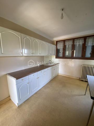 À 10 minutes à pied de la place Verdun. Découvrez cet appartement de 82 m²  des années 60 au dernier étage de l’immeuble de 11 lots ( 1 local commercial, 5 appartements et 5 caves) avec cave. Idéalement  situé dans un quartier calme et aux portes du centre-ville, ce bien fonctionnel est composé de: un séjour de 16 m² et salon de 12 m², donnant accès au balcon, exposé plein Sud, une cuisine à équiper de 11 m², avec accès à une loggia de 5 m²(hors surface carrez) exposé nord. Également deux chambres de 16 et 11 m², une salle de bain et toilettes séparées. les deux balcons invitent à profiter de moment de détente, en plein air dans un environnement calme et sans vis-à-vis dérangeant. l’implantation actuelle de l’appartement permet une projection d’aménagement, fluide et fonctionnelle, le tout complété par des espaces de rangement optimaux et une cave pour vos besoins de stockage. L’ensemble s’inscrit dans un état général nécessitant des travaux: isolation des murs, changement, des menuiseries et volets, électricité.
Charge Copropriété :
Calcul sur la base des derniers appels de fonds: 185 euros/ mois en moyenne ( charges courantes, fonds de travaux)
Profitez d’une citadine confortable, avec toutes les commodités urbaines à votre portée, incluant un accès rapide au commerce, Ecole et transport

Pour plus d’informations, contactez Valerie Roucau. Ne manquez pas cette opportunité!