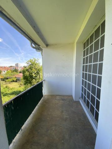 À 10 minutes à pied de la place Verdun. Découvrez cet appartement de 82 m²  des années 60 au dernier étage de l’immeuble de 11 lots ( 1 local commercial, 5 appartements et 5 caves) avec cave. Idéalement  situé dans un quartier calme et aux portes du centre-ville, ce bien fonctionnel est composé de: un séjour de 16 m² et salon de 12 m², donnant accès au balcon, exposé plein Sud, une cuisine à équiper de 11 m², avec accès à une loggia de 5 m²(hors surface carrez) exposé nord. Également deux chambres de 16 et 11 m², une salle de bain et toilettes séparées. les deux balcons invitent à profiter de moment de détente, en plein air dans un environnement calme et sans vis-à-vis dérangeant. l’implantation actuelle de l’appartement permet une projection d’aménagement, fluide et fonctionnelle, le tout complété par des espaces de rangement optimaux et une cave pour vos besoins de stockage. L’ensemble s’inscrit dans un état général nécessitant des travaux: isolation des murs, changement, des menuiseries et volets, électricité.
Charge Copropriété :
Calcul sur la base des derniers appels de fonds: 185 euros/ mois en moyenne ( charges courantes, fonds de travaux)
Profitez d’une citadine confortable, avec toutes les commodités urbaines à votre portée, incluant un accès rapide au commerce, Ecole et transport

Pour plus d’informations, contactez Valerie Roucau. Ne manquez pas cette opportunité!