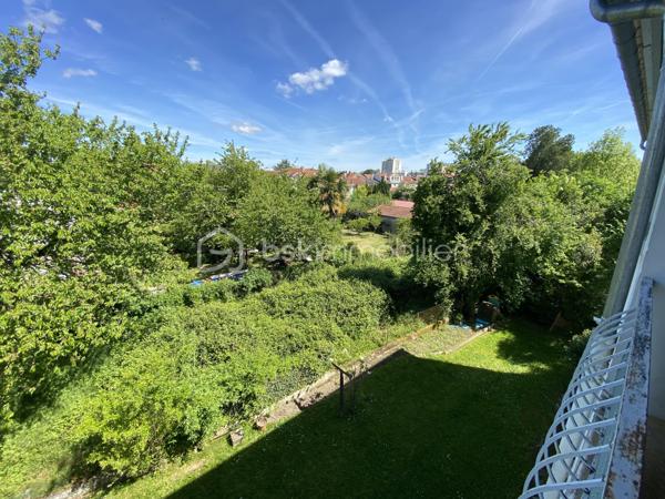 À 10 minutes à pied de la place Verdun. Découvrez cet appartement de 82 m²  des années 60 au dernier étage de l’immeuble de 11 lots ( 1 local commercial, 5 appartements et 5 caves) avec cave. Idéalement  situé dans un quartier calme et aux portes du centre-ville, ce bien fonctionnel est composé de: un séjour de 16 m² et salon de 12 m², donnant accès au balcon, exposé plein Sud, une cuisine à équiper de 11 m², avec accès à une loggia de 5 m²(hors surface carrez) exposé nord. Également deux chambres de 16 et 11 m², une salle de bain et toilettes séparées. les deux balcons invitent à profiter de moment de détente, en plein air dans un environnement calme et sans vis-à-vis dérangeant. l’implantation actuelle de l’appartement permet une projection d’aménagement, fluide et fonctionnelle, le tout complété par des espaces de rangement optimaux et une cave pour vos besoins de stockage. L’ensemble s’inscrit dans un état général nécessitant des travaux: isolation des murs, changement, des menuiseries et volets, électricité.
Charge Copropriété :
Calcul sur la base des derniers appels de fonds: 185 euros/ mois en moyenne ( charges courantes, fonds de travaux)
Profitez d’une citadine confortable, avec toutes les commodités urbaines à votre portée, incluant un accès rapide au commerce, Ecole et transport

Pour plus d’informations, contactez Valerie Roucau. Ne manquez pas cette opportunité!