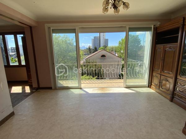 À 10 minutes à pied de la place Verdun. Découvrez cet appartement de 82 m²  des années 60 au dernier étage de l’immeuble de 11 lots ( 1 local commercial, 5 appartements et 5 caves) avec cave. Idéalement  situé dans un quartier calme et aux portes du centre-ville, ce bien fonctionnel est composé de: un séjour de 16 m² et salon de 12 m², donnant accès au balcon, exposé plein Sud, une cuisine à équiper de 11 m², avec accès à une loggia de 5 m²(hors surface carrez) exposé nord. Également deux chambres de 16 et 11 m², une salle de bain et toilettes séparées. les deux balcons invitent à profiter de moment de détente, en plein air dans un environnement calme et sans vis-à-vis dérangeant. l’implantation actuelle de l’appartement permet une projection d’aménagement, fluide et fonctionnelle, le tout complété par des espaces de rangement optimaux et une cave pour vos besoins de stockage. L’ensemble s’inscrit dans un état général nécessitant des travaux: isolation des murs, changement, des menuiseries et volets, électricité.
Charge Copropriété :
Calcul sur la base des derniers appels de fonds: 185 euros/ mois en moyenne ( charges courantes, fonds de travaux)
Profitez d’une citadine confortable, avec toutes les commodités urbaines à votre portée, incluant un accès rapide au commerce, Ecole et transport

Pour plus d’informations, contactez Valerie Roucau. Ne manquez pas cette opportunité!