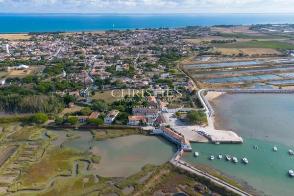ILE DE RE- VILLA ET SON ANNEXE AVEC VUE PANORAMIQUE SUR LES MARAIS
