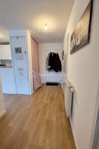 A Courcouronnes centre, situé au premier étage d’une résidence Kaufman & Broad de 2018, cet agréable appartement de 2 pièces d’environ 41 m² offre un cadre de vie moderne, calme et verdoyant, à proximité immédiate des écoles, collège, transports et du lac.

Cet appartement se compose d’une entrée avec placard, d’un espace de vie lumineux de environ 24 m2 donnant sur une terrasse , idéalement exposée !!!
La cuisine, moderne est aménagée et équipée, ouverte sur le séjour, une spacieuse chambre et une grande salle d'eau avec son WC et un coin buanderie.

Les plus ++++
Résidence récente et sécurisée avec ascenseur
1 emplacement de stationnement en sous-sol 
Une terrasse
Chauffage individuel, double vitrage avec volets roulants, normes RT 2012

Bien rare sur le secteur !!! Je vous attends pour les visites !!!!