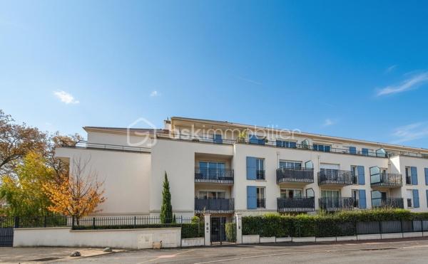 A Courcouronnes centre, situé au premier étage d’une résidence Kaufman & Broad de 2018, cet agréable appartement de 2 pièces d’environ 41 m² offre un cadre de vie moderne, calme et verdoyant, à proximité immédiate des écoles, collège, transports et du lac.

Cet appartement se compose d’une entrée avec placard, d’un espace de vie lumineux de environ 24 m2 donnant sur une terrasse , idéalement exposée !!!
La cuisine, moderne est aménagée et équipée, ouverte sur le séjour, une spacieuse chambre et une grande salle d'eau avec son WC et un coin buanderie.

Les plus ++++
Résidence récente et sécurisée avec ascenseur
1 emplacement de stationnement en sous-sol 
Une terrasse
Chauffage individuel, double vitrage avec volets roulants, normes RT 2012

Bien rare sur le secteur !!! Je vous attends pour les visites !!!!