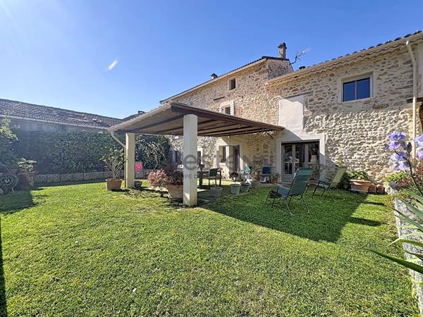Maison d'environ 260m² à JONQUIERES