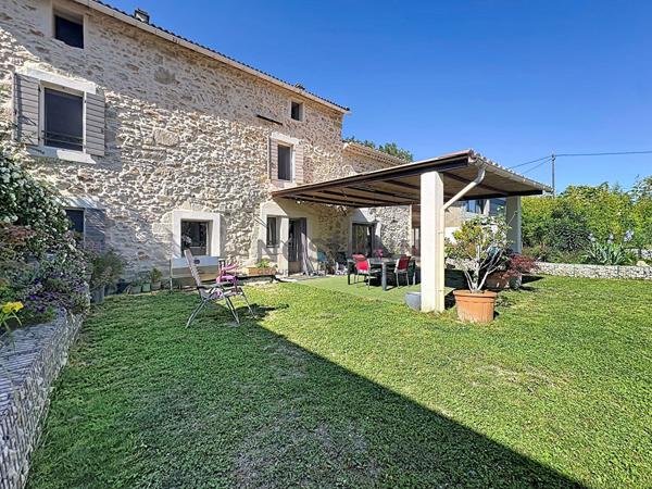 Maison d'environ 260m² à JONQUIERES