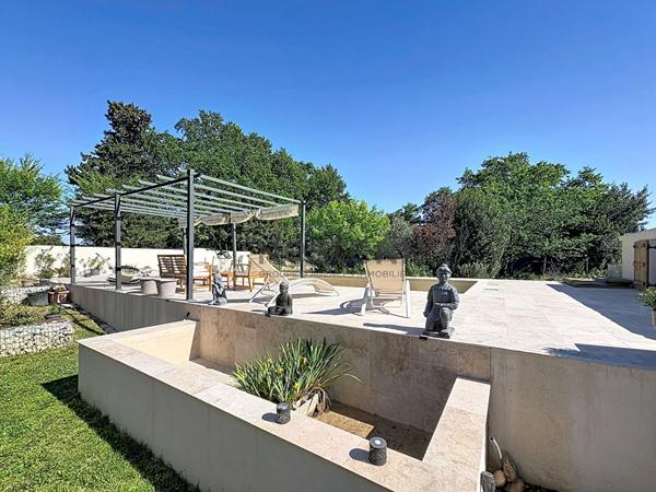 Maison d'environ 260m² à JONQUIERES