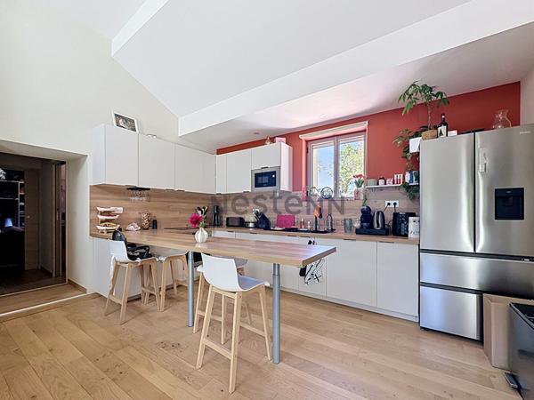 Maison d'environ 260m² à JONQUIERES