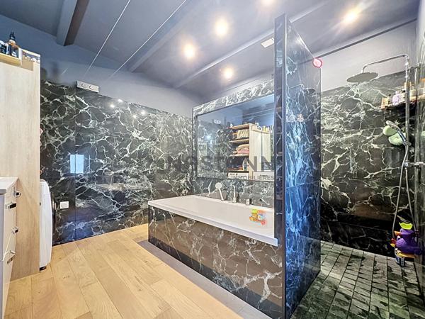 Maison d'environ 260m² à JONQUIERES
