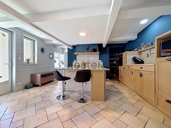 Maison d'environ 260m² à JONQUIERES