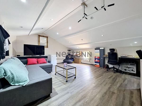 Maison d'environ 260m² à JONQUIERES