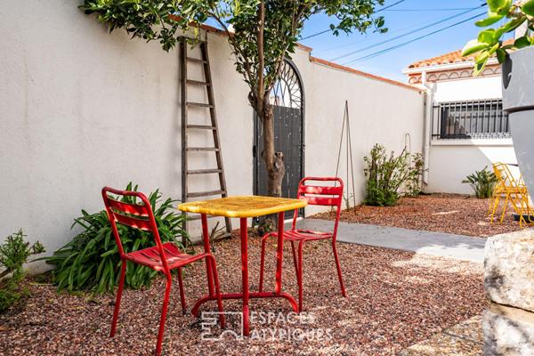 Maison familiale des années 60 rénovée avec piscine au coeur d’un village pittoresque