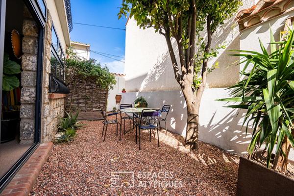 Maison familiale des années 60 rénovée avec piscine au coeur d’un village pittoresque