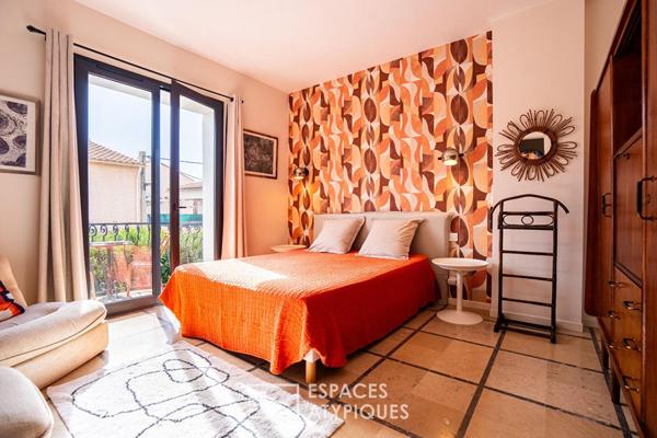 Maison familiale des années 60 rénovée avec piscine au coeur d’un village pittoresque