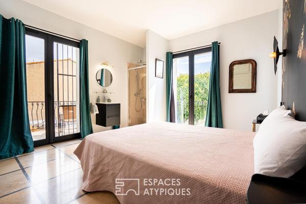 Maison familiale des années 60 rénovée avec piscine au coeur d’un village pittoresque