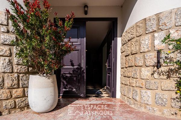 Maison familiale des années 60 rénovée avec piscine au coeur d’un village pittoresque