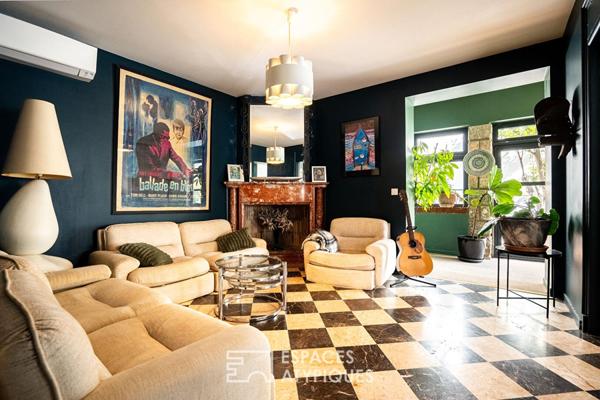 Maison familiale des années 60 rénovée avec piscine au coeur d’un village pittoresque