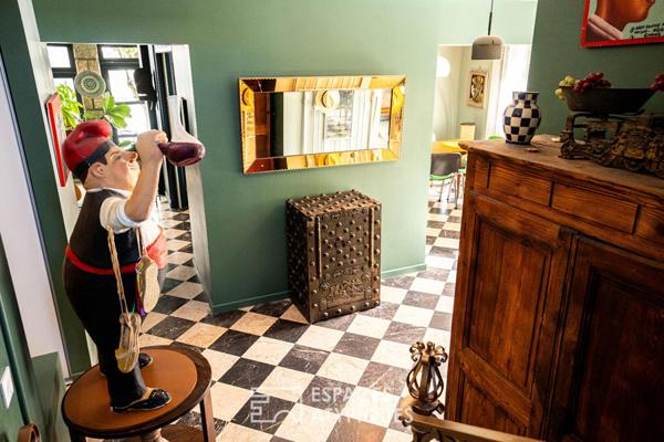 Maison familiale des années 60 rénovée avec piscine au coeur d’un village pittoresque