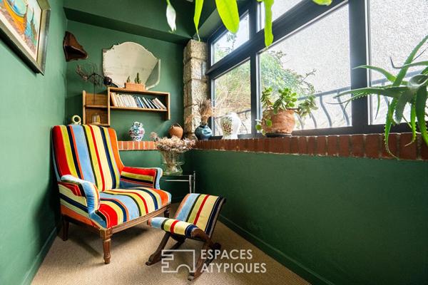 Maison familiale des années 60 rénovée avec piscine au coeur d’un village pittoresque