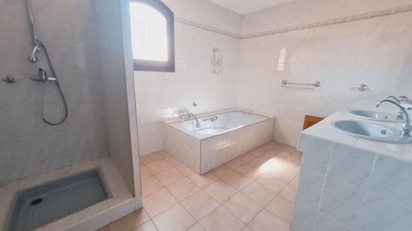 Villa familiale de 200 m² et parcelle de 650 m²avec terrain piscinable et garage à Balaruc-les-Bains