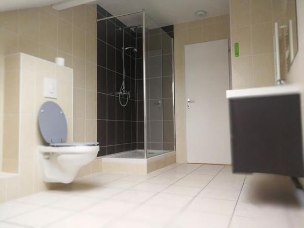 Appartement  récent de deux pieces ,cave et parking , de  70 m² au sol , situé au dernier étage d'une copropriété récente   sur l'axe A31 à  Maizieres -Les-Metz