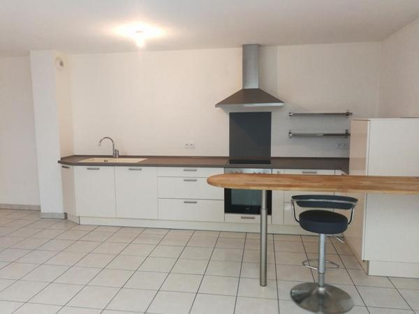 Appartement  récent de deux pieces ,cave et parking , de  70 m² au sol , situé au dernier étage d'une copropriété récente   sur l'axe A31 à  Maizieres -Les-Metz