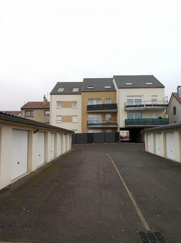 Appartement  récent de deux pieces ,cave et parking , de  70 m² au sol , situé au dernier étage d'une copropriété récente   sur l'axe A31 à  Maizieres -Les-Metz