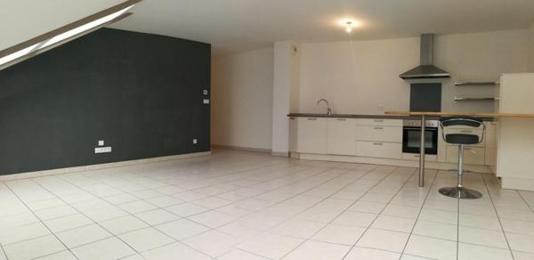 Appartement  récent de deux pieces ,cave et parking , de  70 m² au sol , situé au dernier étage d'une copropriété récente   sur l'axe A31 à  Maizieres -Les-Metz