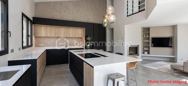 A PEYREHORADE à 35 minutes des plages landaises et de Bayonne, proche des commodités, venez découvrir cette maison d'architecte de 158 m2 sur 3 293 m2 de terrain piscinable sans vis-à-vis et au calme. Elle se compose de 8 pièces: au RDC: garage + cave + 1 bureau de 20 m2 environ ( anciennement 1 chambre ) + 1 laboratoire avec 1 chambre froide; au 1er étage: 1 entrée, 1 séjour donnant sur la terrasse couverte sans vis-à-vis, 1 cuisine équipée ouverte avec accès à la terrasse, 1 hall pour descendre au garage, 1 bureau,1 chambre, 1 salle de bain avec baignoire balnéo + douche + double vasque, 1 WC séparé avec lave main, au 2ème étage: 1 mezzanine très lumineuse, 1 suite parentale avec douche + vasque + WC + placards, 1 espace sous pente.
Côté technique: assainissement tout à l'égout, volets électriques ainsi que la porte du garage, DPE: D, raccordement fibre.
Prévoir quelques travaux de rafraîchissement pour créer votre petit nid douillet. Libre de suite. A visiter sans tarder, vidéo à la demande.