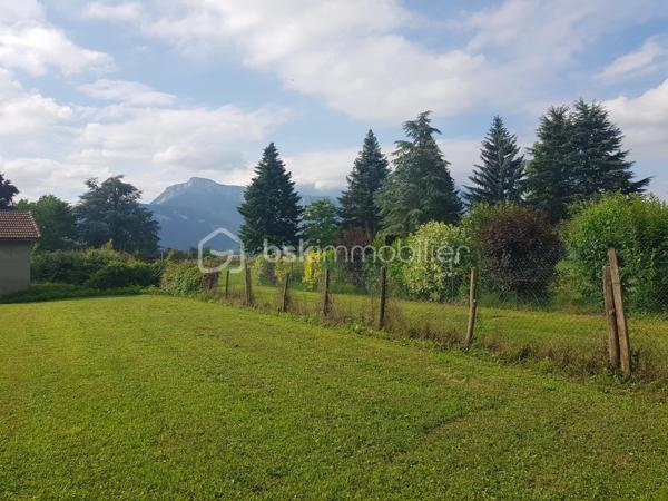 Idéalement situé sur Saint Jean de Moirans, dans un secteur calme et résidentiel, face au Vercors, en contrebas du village.
Proximité Ecoles, collèges, Lycée, commerces, transports, Centr'Alp et Autoroute axe Lyon-Grenoble.

Terrain constructible, plat, piscinable et constructible de 613 m². Hors lotissement. Libre de constructeur. Vue dégagée plein Sud, sans vis à vis.
Idéal pour installer une belle propriété familiale, au calme, exposé Plein SUD, face au Vercors.
Viabilisations en bordure, Electricité, Eau, Télecom et Tout à l'égout.

BSK vous accompagne sur votre projet. N'hésitez pas à me contacter.
Prix de vente 150 000 € (Honoraires Charge Vendeur).
Contact Nathalie Cohendet o7 81 11 78 14 - Agent commercial EI immatriculé au RSAC Grenoble 878 480 904.