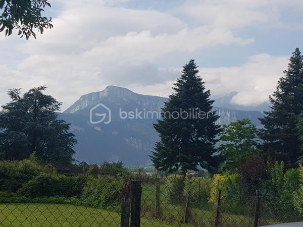Idéalement situé sur Saint Jean de Moirans, dans un secteur calme et résidentiel, face au Vercors, en contrebas du village.
Proximité Ecoles, collèges, Lycée, commerces, transports, Centr'Alp et Autoroute axe Lyon-Grenoble.

Terrain constructible, plat, piscinable et constructible de 613 m². Hors lotissement. Libre de constructeur. Vue dégagée plein Sud, sans vis à vis.
Idéal pour installer une belle propriété familiale, au calme, exposé Plein SUD, face au Vercors.
Viabilisations en bordure, Electricité, Eau, Télecom et Tout à l'égout.

BSK vous accompagne sur votre projet. N'hésitez pas à me contacter.
Prix de vente 150 000 € (Honoraires Charge Vendeur).
Contact Nathalie Cohendet o7 81 11 78 14 - Agent commercial EI immatriculé au RSAC Grenoble 878 480 904.