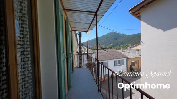 Maison de village avec balcon, vaste garage et vue sur les montagnes – Barrême