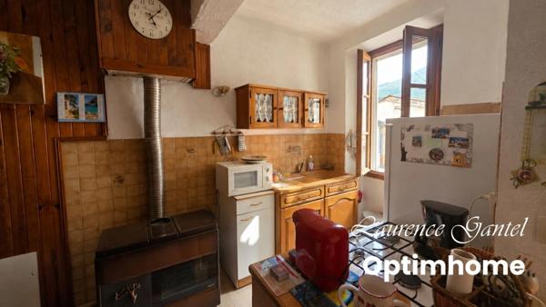 Maison de village avec balcon, vaste garage et vue sur les montagnes – Barrême