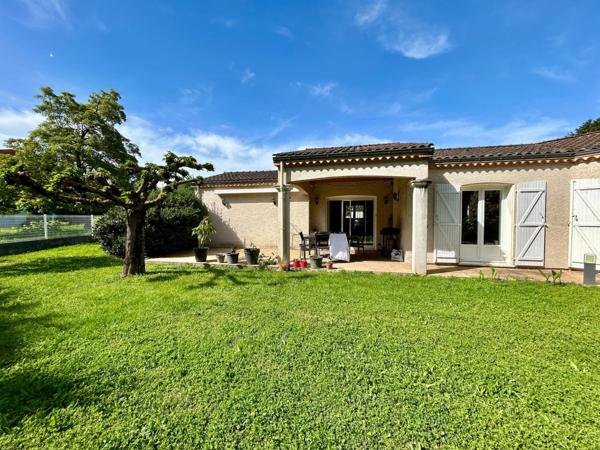 Maison 4 chambres salon cuisine jardin garage  terrasse piscine