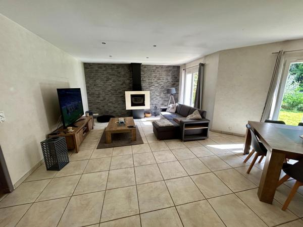 Maison 4 chambres salon cuisine jardin garage  terrasse piscine