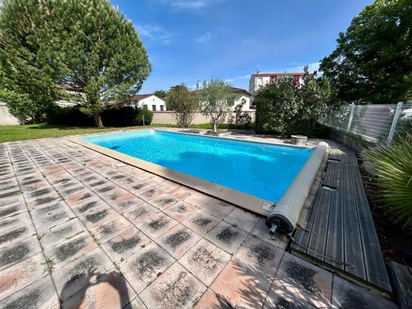 Maison 4 chambres salon cuisine jardin garage  terrasse piscine