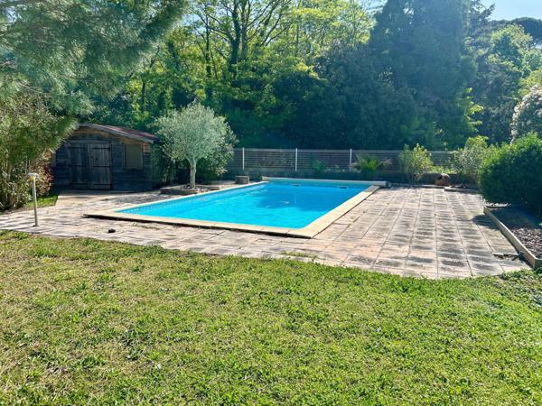 Maison 4 chambres salon cuisine jardin garage  terrasse piscine