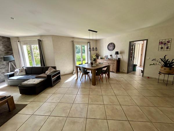 Maison 4 chambres salon cuisine jardin garage  terrasse piscine