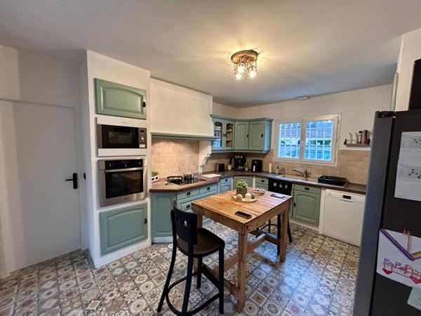 Maison 4 chambres salon cuisine jardin garage  terrasse piscine