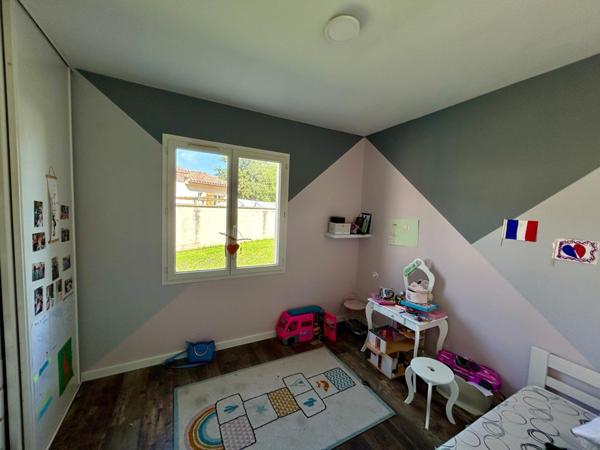 Maison 4 chambres salon cuisine jardin garage  terrasse piscine