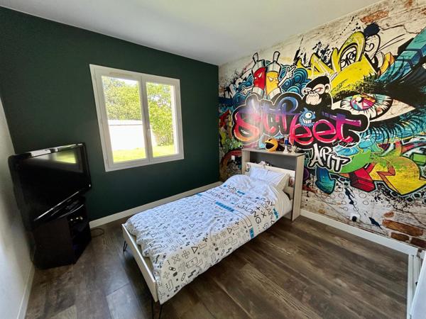 Maison 4 chambres salon cuisine jardin garage  terrasse piscine