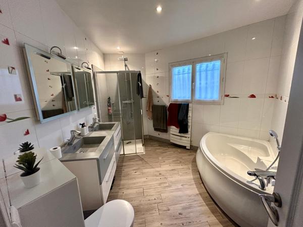 Maison 4 chambres salon cuisine jardin garage  terrasse piscine