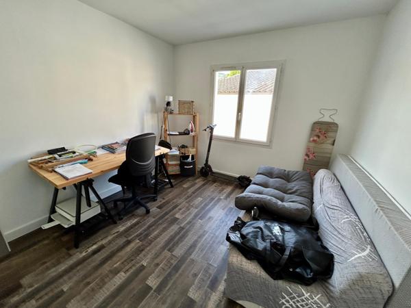 Maison 4 chambres salon cuisine jardin garage  terrasse piscine