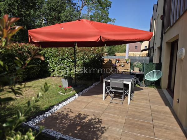 * EXCLUSIVITE BSK IMMOBILIER par Morgan LUDOVIC & Tino BLOUDEAU *

À Montlouis-sur-Loire, profitez d’un emplacement particulièrement recherché permettant un quotidien pratique :
•⁠  ⁠Boulangerie, commerces et zone commerciale à environ 5 min à pied
•⁠  ⁠Écoles, et gare de Montlouis à environ 5 min en voiture
•⁠  ⁠Tours centre à environ 15 min

Nichée au fond d’une impasse, cette charmante maison en copropriété horizontale construite en 2019 offre un cadre de vie moderne, fonctionnel et agréable.

Dès l’entrée, vous découvrez un bel espace de vie lumineux avec salon/séjour et cuisine ouverte aménagée et équipée.
Le véritable coup de cœur du bien réside dans sa parfaite ouverture vers l’extérieur : la terrasse et le jardin deviennent une vraie prolongation naturelle de la pièce de vie, idéale pour profiter pleinement des beaux jours.

Le jardin arboré d’environ 75 m², entièrement clôturé et sans vis-à-vis, permet de profiter pleinement des beaux jours grâce à un extérieur intime et facile à entretenir. Un cabanon complète l’ensemble.

À l’étage :
•⁠  ⁠2 chambres avec rangements
•⁠  ⁠Salle de bain fonctionnelle
•⁠  ⁠Agencement optimisé et confortable

Les + du bien :
•⁠  ⁠Construction récente de 2019
•⁠  ⁠Très faible consommation énergétique
•⁠  ⁠Bonne isolation
•⁠  ⁠Faibles charges de copropriété
•⁠  ⁠1 place de parking privative

Un bien rare sur le secteur, idéal pour un premier achat, un jeune couple ou un investissement serein.

Contactez-nous rapidement pour organiser une visite.