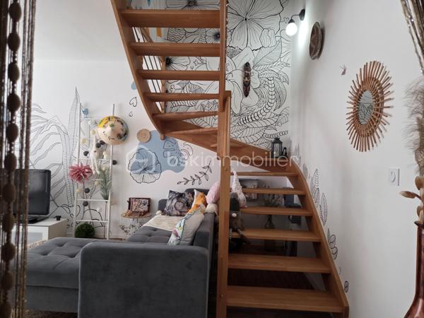 * EXCLUSIVITE BSK IMMOBILIER par Morgan LUDOVIC & Tino BLOUDEAU *

À Montlouis-sur-Loire, profitez d’un emplacement particulièrement recherché permettant un quotidien pratique :
•⁠  ⁠Boulangerie, commerces et zone commerciale à environ 5 min à pied
•⁠  ⁠Écoles, et gare de Montlouis à environ 5 min en voiture
•⁠  ⁠Tours centre à environ 15 min

Nichée au fond d’une impasse, cette charmante maison en copropriété horizontale construite en 2019 offre un cadre de vie moderne, fonctionnel et agréable.

Dès l’entrée, vous découvrez un bel espace de vie lumineux avec salon/séjour et cuisine ouverte aménagée et équipée.
Le véritable coup de cœur du bien réside dans sa parfaite ouverture vers l’extérieur : la terrasse et le jardin deviennent une vraie prolongation naturelle de la pièce de vie, idéale pour profiter pleinement des beaux jours.

Le jardin arboré d’environ 75 m², entièrement clôturé et sans vis-à-vis, permet de profiter pleinement des beaux jours grâce à un extérieur intime et facile à entretenir. Un cabanon complète l’ensemble.

À l’étage :
•⁠  ⁠2 chambres avec rangements
•⁠  ⁠Salle de bain fonctionnelle
•⁠  ⁠Agencement optimisé et confortable

Les + du bien :
•⁠  ⁠Construction récente de 2019
•⁠  ⁠Très faible consommation énergétique
•⁠  ⁠Bonne isolation
•⁠  ⁠Faibles charges de copropriété
•⁠  ⁠1 place de parking privative

Un bien rare sur le secteur, idéal pour un premier achat, un jeune couple ou un investissement serein.

Contactez-nous rapidement pour organiser une visite.
