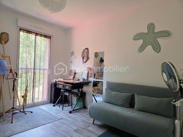 * EXCLUSIVITE BSK IMMOBILIER par Morgan LUDOVIC & Tino BLOUDEAU *

À Montlouis-sur-Loire, profitez d’un emplacement particulièrement recherché permettant un quotidien pratique :
•⁠  ⁠Boulangerie, commerces et zone commerciale à environ 5 min à pied
•⁠  ⁠Écoles, et gare de Montlouis à environ 5 min en voiture
•⁠  ⁠Tours centre à environ 15 min

Nichée au fond d’une impasse, cette charmante maison en copropriété horizontale construite en 2019 offre un cadre de vie moderne, fonctionnel et agréable.

Dès l’entrée, vous découvrez un bel espace de vie lumineux avec salon/séjour et cuisine ouverte aménagée et équipée.
Le véritable coup de cœur du bien réside dans sa parfaite ouverture vers l’extérieur : la terrasse et le jardin deviennent une vraie prolongation naturelle de la pièce de vie, idéale pour profiter pleinement des beaux jours.

Le jardin arboré d’environ 75 m², entièrement clôturé et sans vis-à-vis, permet de profiter pleinement des beaux jours grâce à un extérieur intime et facile à entretenir. Un cabanon complète l’ensemble.

À l’étage :
•⁠  ⁠2 chambres avec rangements
•⁠  ⁠Salle de bain fonctionnelle
•⁠  ⁠Agencement optimisé et confortable

Les + du bien :
•⁠  ⁠Construction récente de 2019
•⁠  ⁠Très faible consommation énergétique
•⁠  ⁠Bonne isolation
•⁠  ⁠Faibles charges de copropriété
•⁠  ⁠1 place de parking privative

Un bien rare sur le secteur, idéal pour un premier achat, un jeune couple ou un investissement serein.

Contactez-nous rapidement pour organiser une visite.