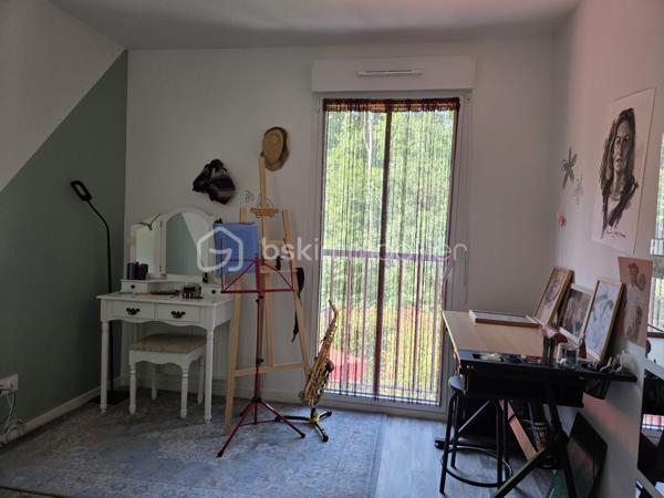 * EXCLUSIVITE BSK IMMOBILIER par Morgan LUDOVIC & Tino BLOUDEAU *

À Montlouis-sur-Loire, profitez d’un emplacement particulièrement recherché permettant un quotidien pratique :
•⁠  ⁠Boulangerie, commerces et zone commerciale à environ 5 min à pied
•⁠  ⁠Écoles, et gare de Montlouis à environ 5 min en voiture
•⁠  ⁠Tours centre à environ 15 min

Nichée au fond d’une impasse, cette charmante maison en copropriété horizontale construite en 2019 offre un cadre de vie moderne, fonctionnel et agréable.

Dès l’entrée, vous découvrez un bel espace de vie lumineux avec salon/séjour et cuisine ouverte aménagée et équipée.
Le véritable coup de cœur du bien réside dans sa parfaite ouverture vers l’extérieur : la terrasse et le jardin deviennent une vraie prolongation naturelle de la pièce de vie, idéale pour profiter pleinement des beaux jours.

Le jardin arboré d’environ 75 m², entièrement clôturé et sans vis-à-vis, permet de profiter pleinement des beaux jours grâce à un extérieur intime et facile à entretenir. Un cabanon complète l’ensemble.

À l’étage :
•⁠  ⁠2 chambres avec rangements
•⁠  ⁠Salle de bain fonctionnelle
•⁠  ⁠Agencement optimisé et confortable

Les + du bien :
•⁠  ⁠Construction récente de 2019
•⁠  ⁠Très faible consommation énergétique
•⁠  ⁠Bonne isolation
•⁠  ⁠Faibles charges de copropriété
•⁠  ⁠1 place de parking privative

Un bien rare sur le secteur, idéal pour un premier achat, un jeune couple ou un investissement serein.

Contactez-nous rapidement pour organiser une visite.
